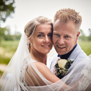 Bruidspaar-Lachen-Natuur-Wit