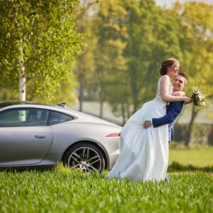 Bruidspaar-Lachen-Sportwagen