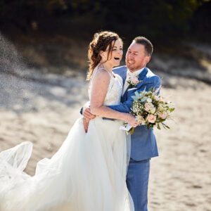 Bruidspaar-Lachen-Zand