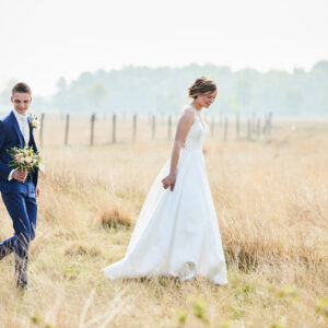Bruidspaar-Lopen-Weiland